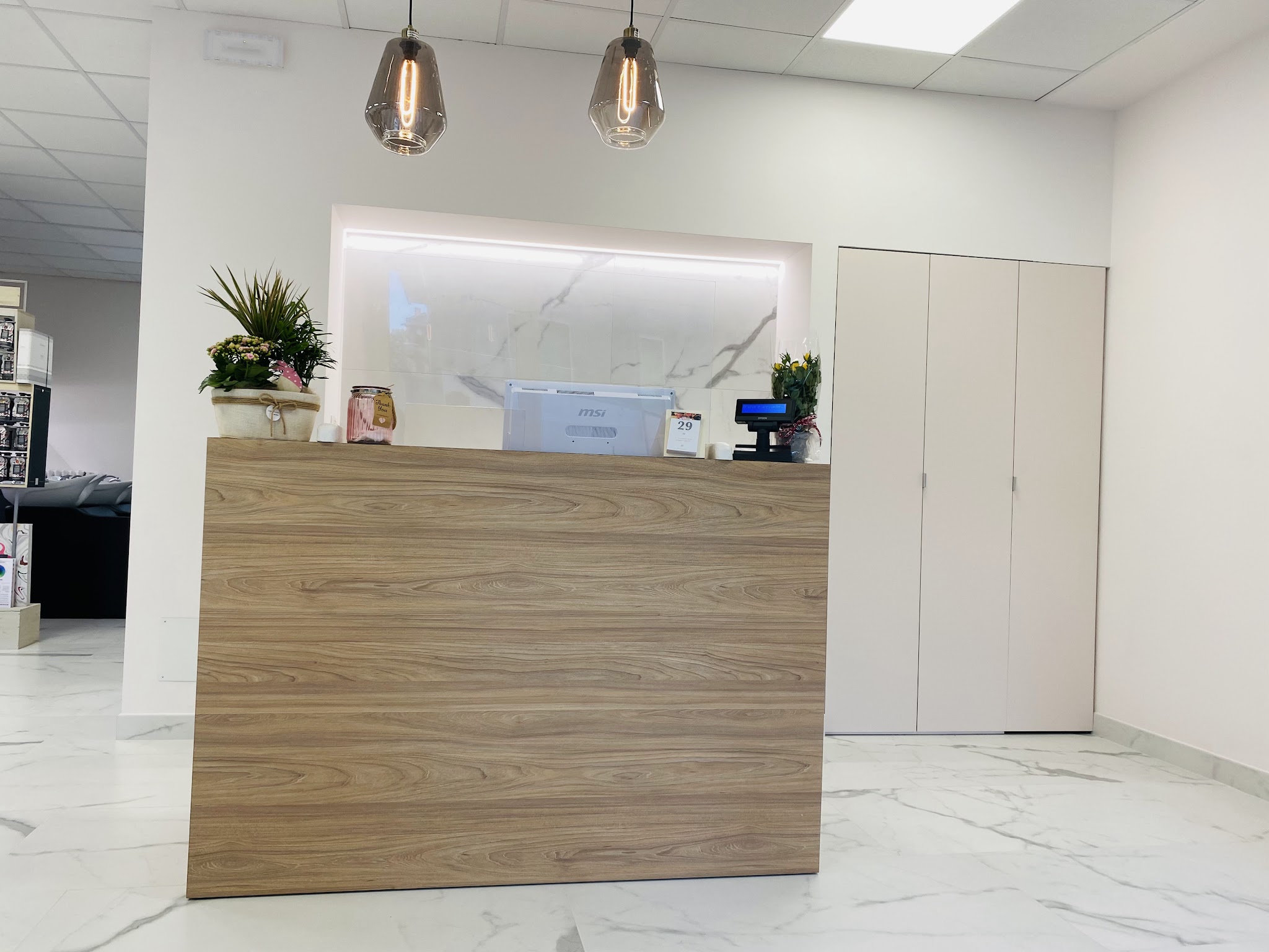 Il banco della reception, dove inizia la visita da Ariela