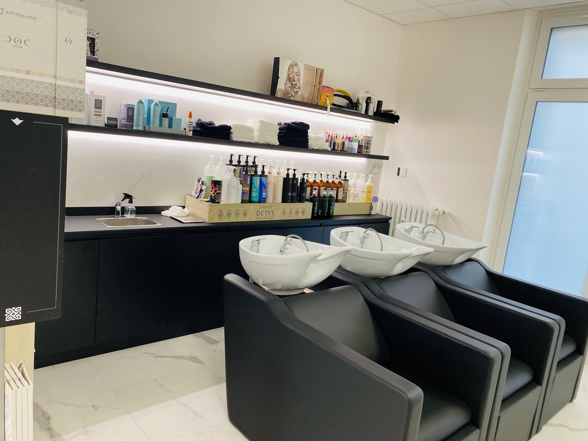 L’area lavaggio con poltrone nere